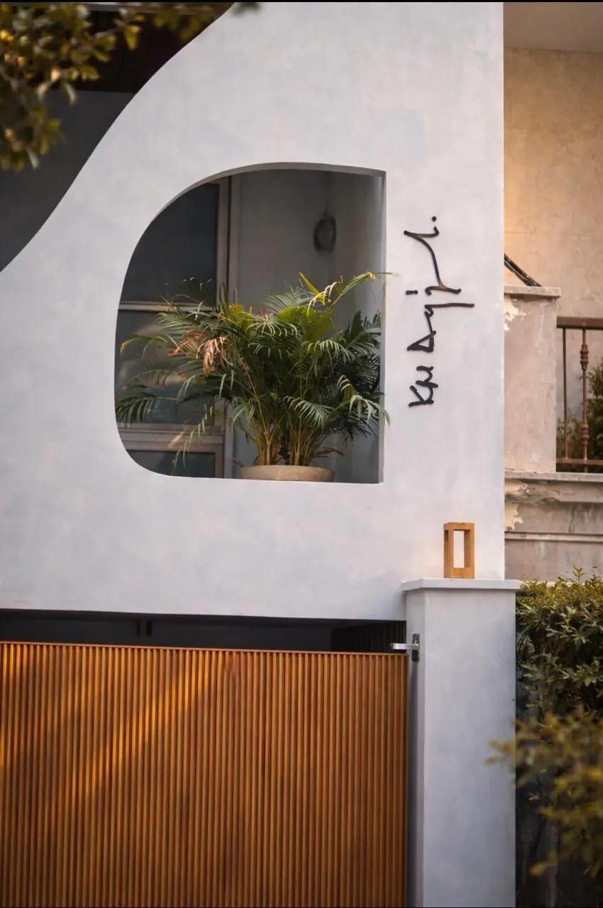 House of Sculpted Screens